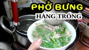 Phở Bưng Hàng Trống – Độc Đáo Với Kiểu Ăn Không Bàn Ghế